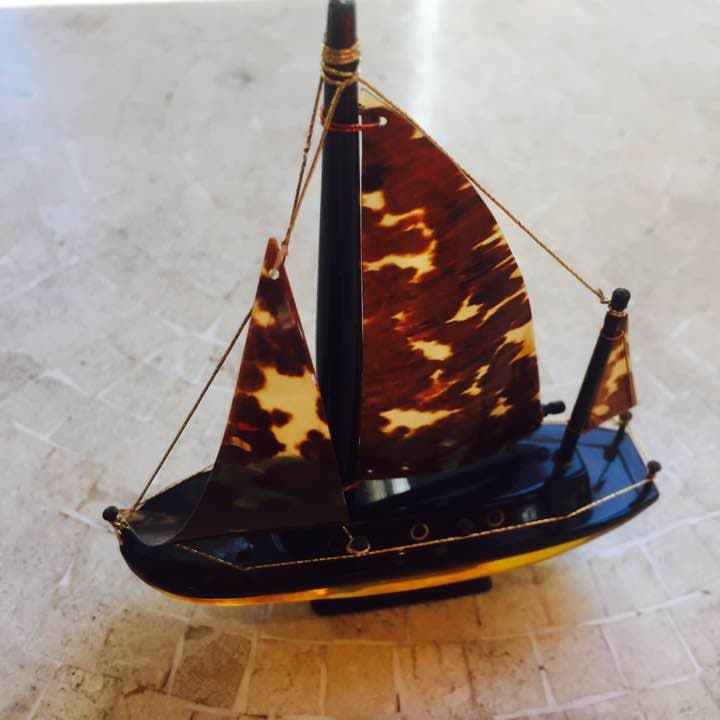 べっ甲の帆船