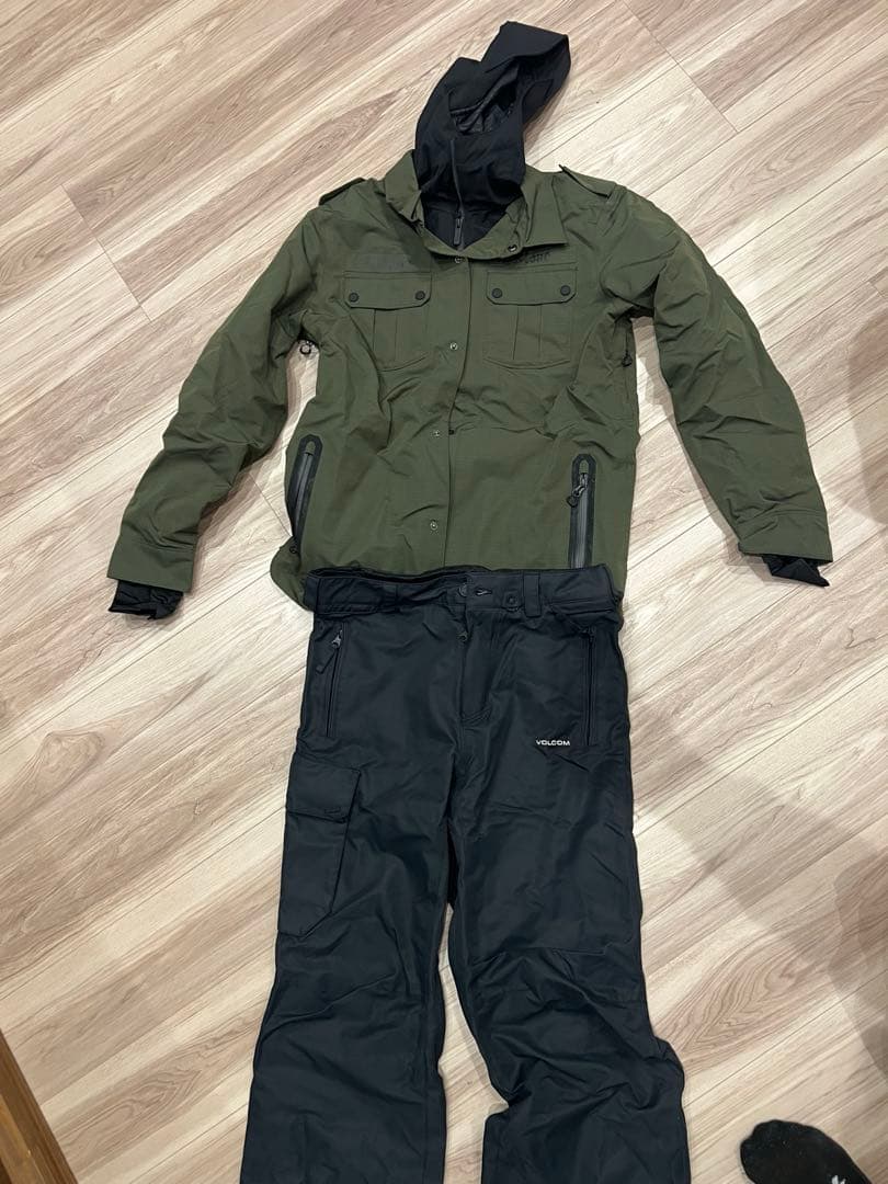美品　VOLCOM スノーボードウェア　Sサイズ 最終値下げ