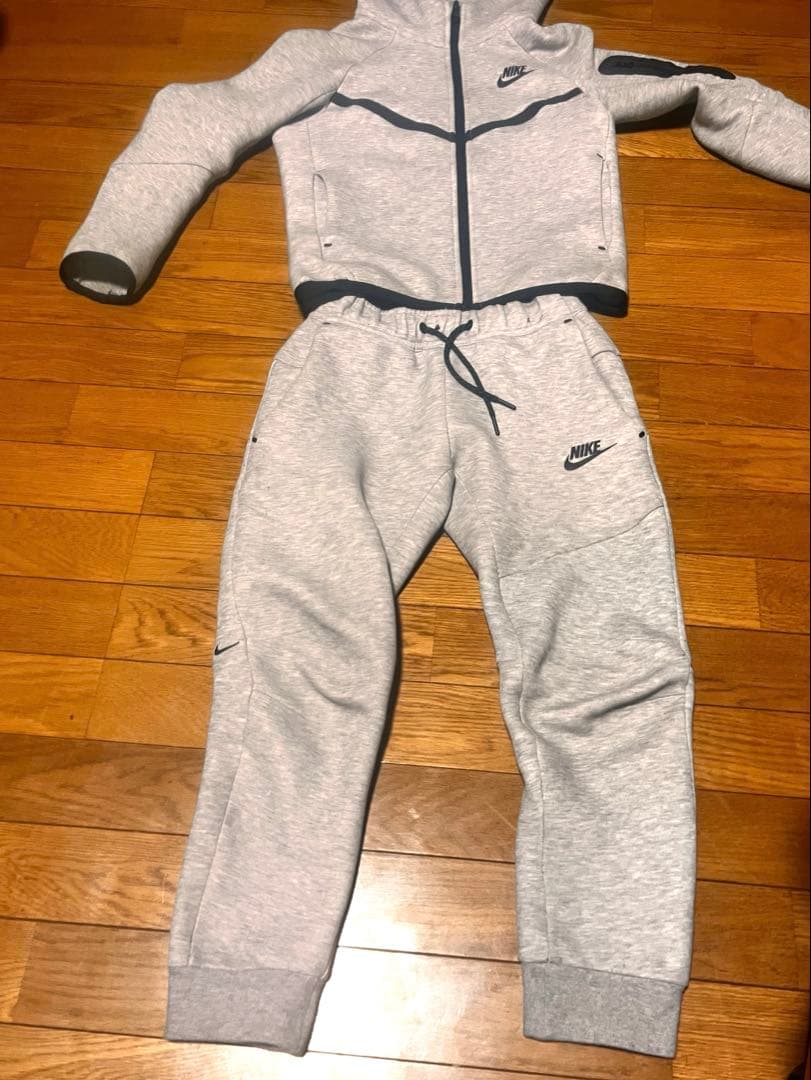 NIKEテックフリースグレーS サイズ￼