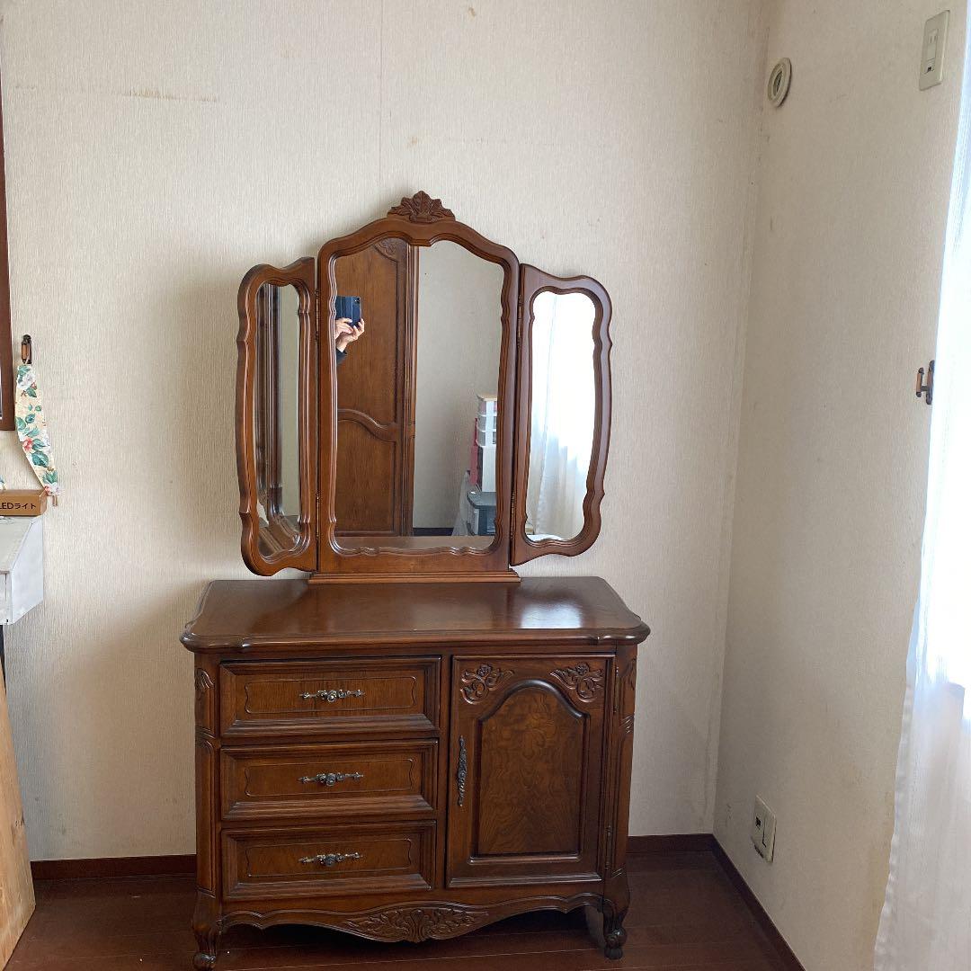 アンティーク風の三面鏡です　輸入住宅にも合いそうです