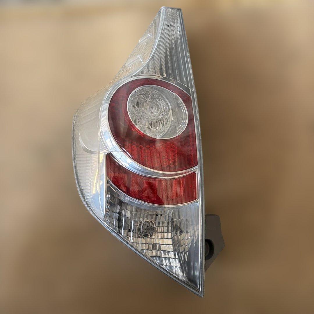 トヨタアクア NHP10 純正 左テールランプ