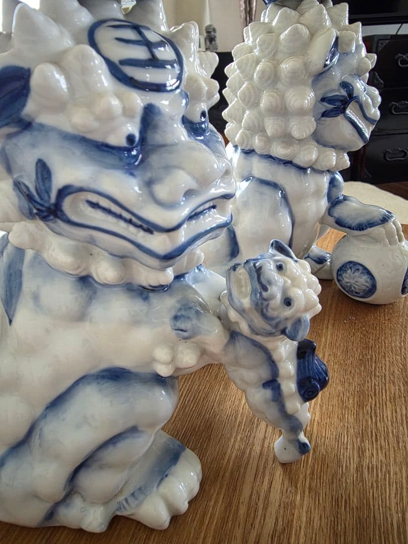 シノワズリ青白陶器 獅子蝋燭立て