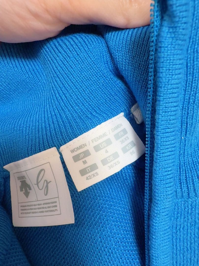 青いハイネックニットウェア