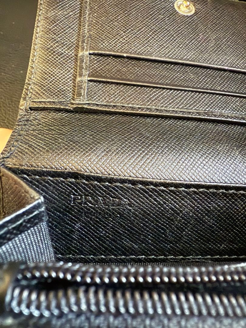 プラダ コンパクトケース サフィアーノレザー