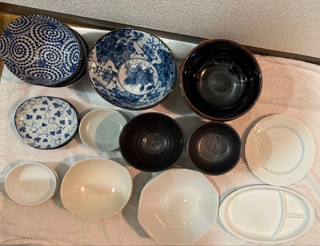 陶器製食器セット（青・白・黒）