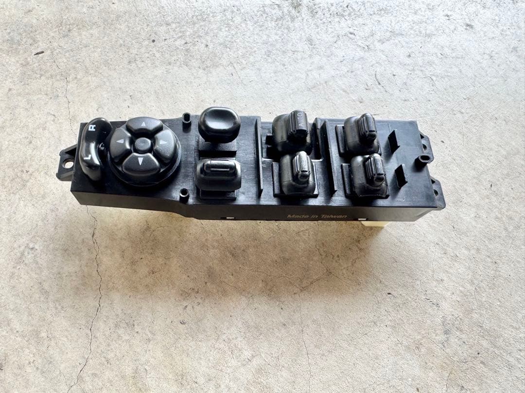 チェロキーXJ後期型 運転席側ドアウィンドウユニット