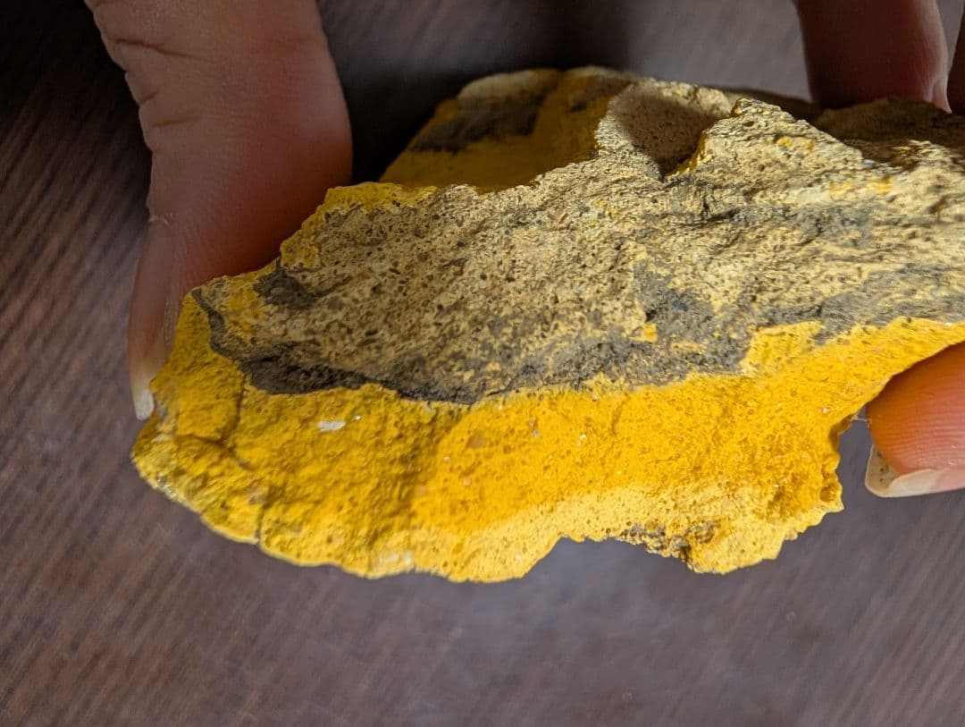 黄色と灰色の不規則な石