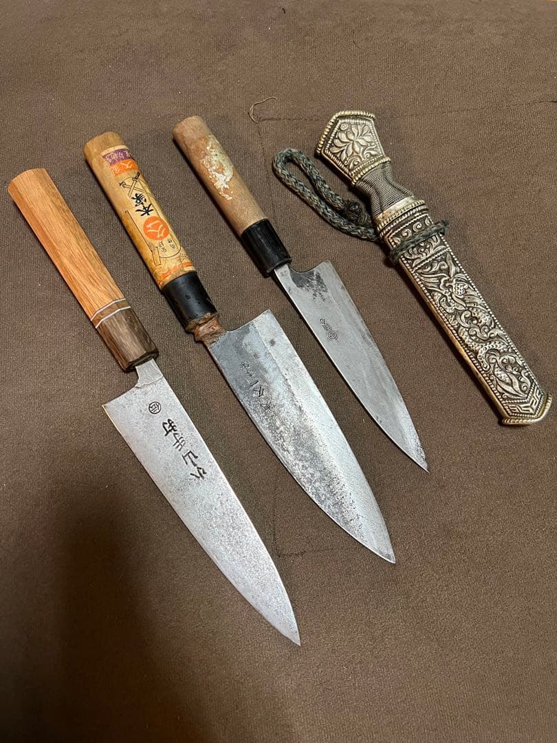 小山手作り包丁3本と模様入りのダガーナイフ1本のセットです。