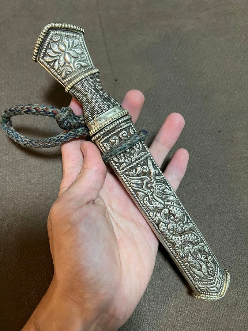 小山手作り包丁3本と模様入りのダガーナイフ1本のセットです。