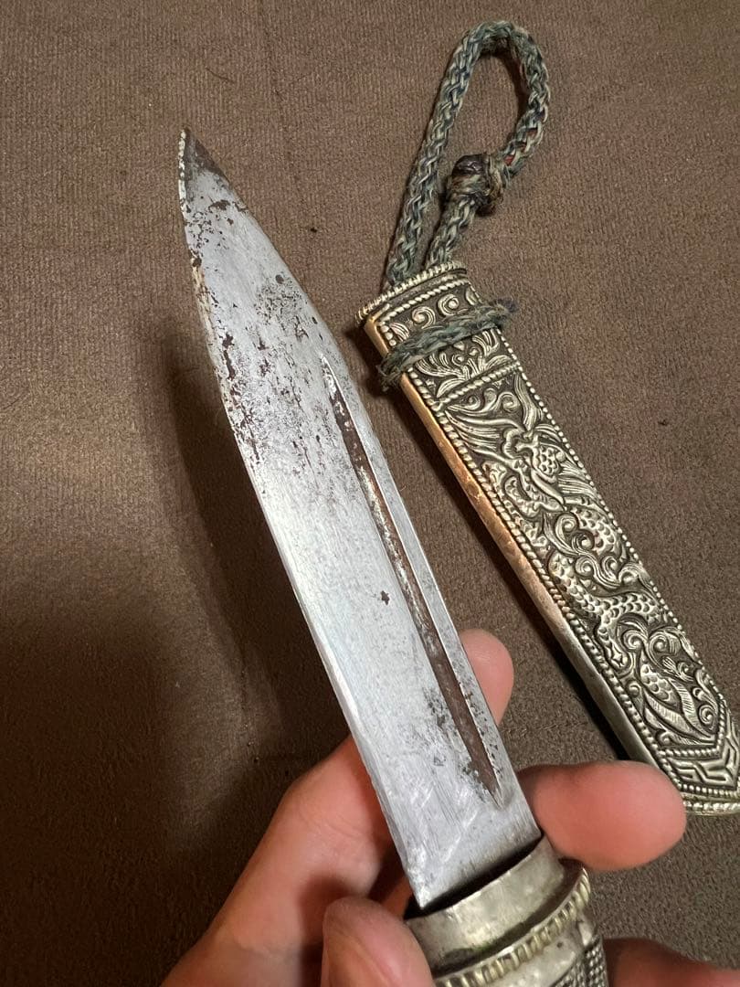 小山手作り包丁3本と模様入りのダガーナイフ1本のセットです。