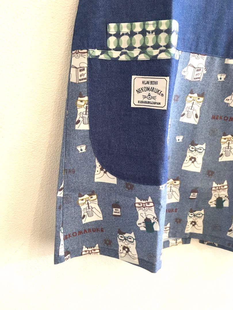 猫柄エプロン　保育士エプロン　春夏　ネコ　ねこ　猫　かわいい　おしゃれ　クスグル