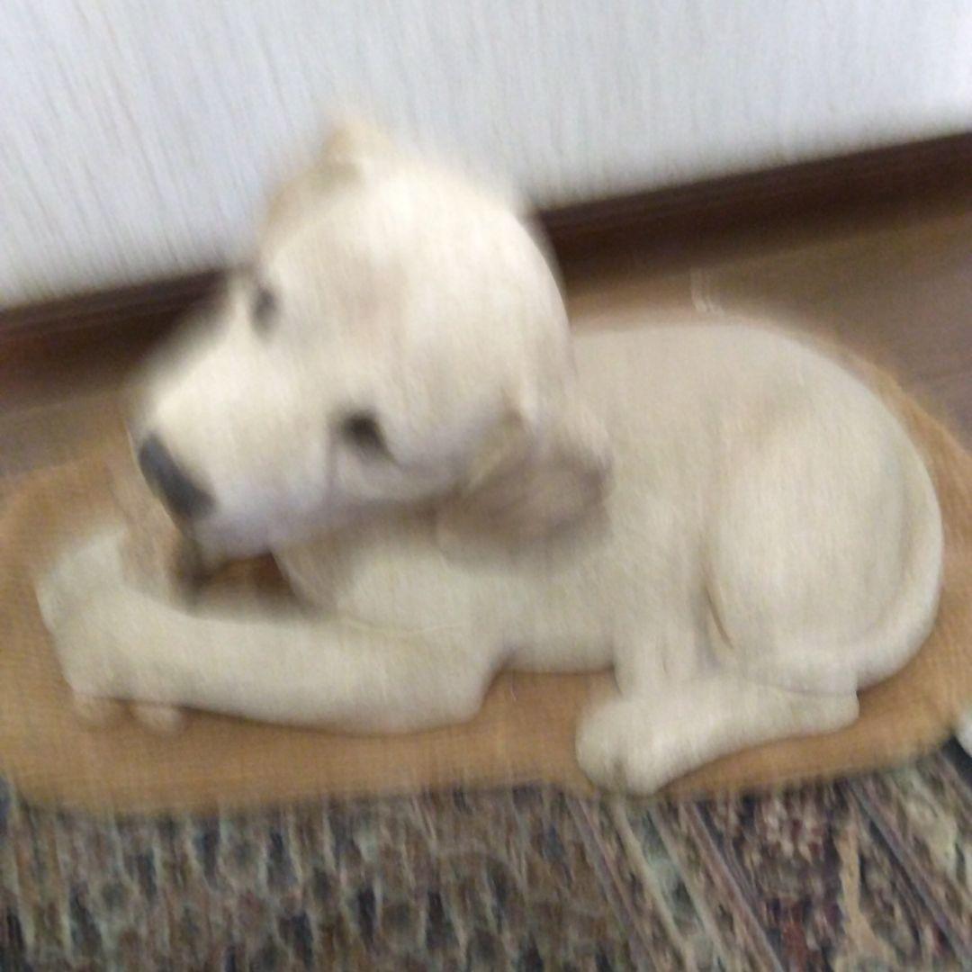 犬の彫刻 樹脂製 クリーム色