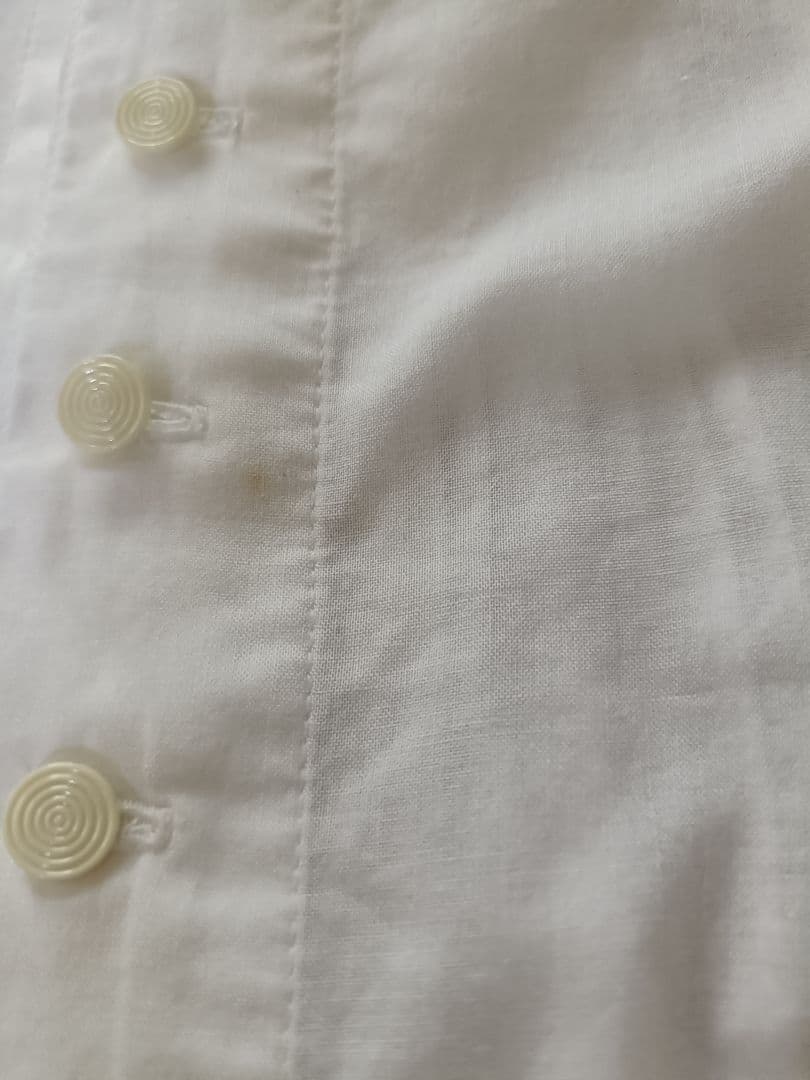 ワンダフルワールドの白ピコフリルブラウス　シミあり