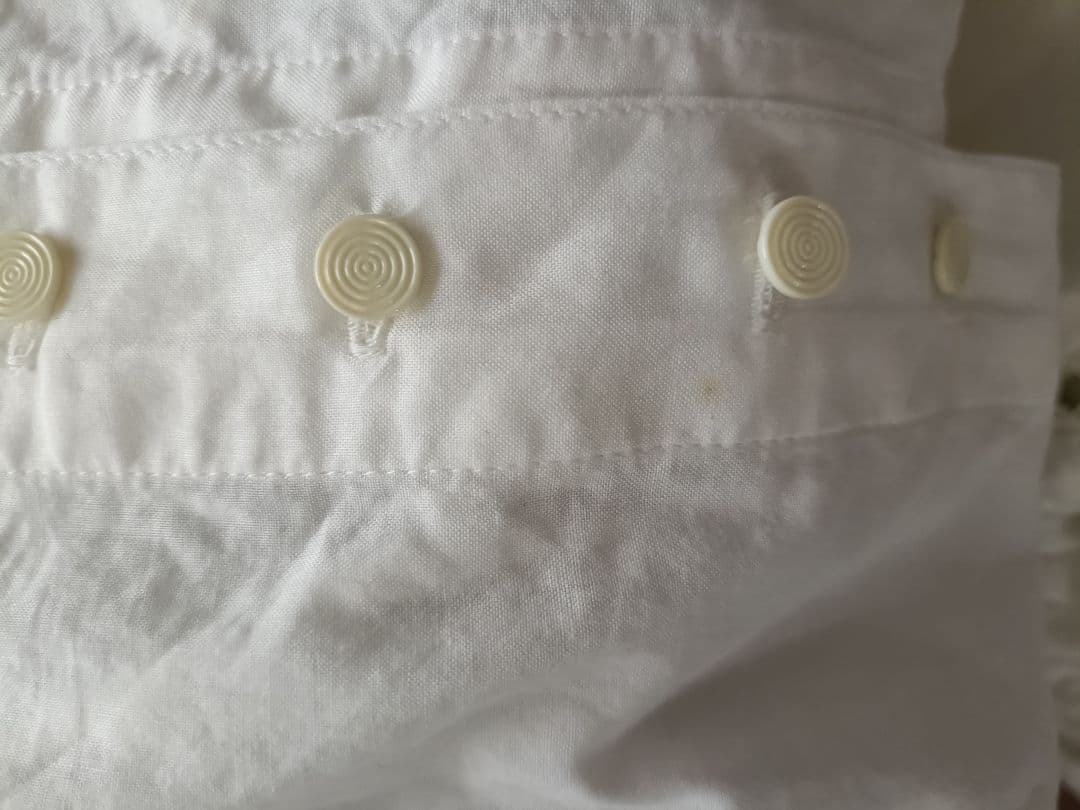 ワンダフルワールドの白ピコフリルブラウス　シミあり