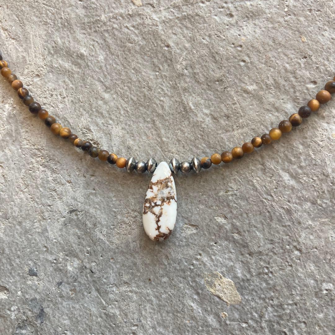 hira様 小粒タイガーアイとワイルドホース、ナバホパールのデザインネックレス
