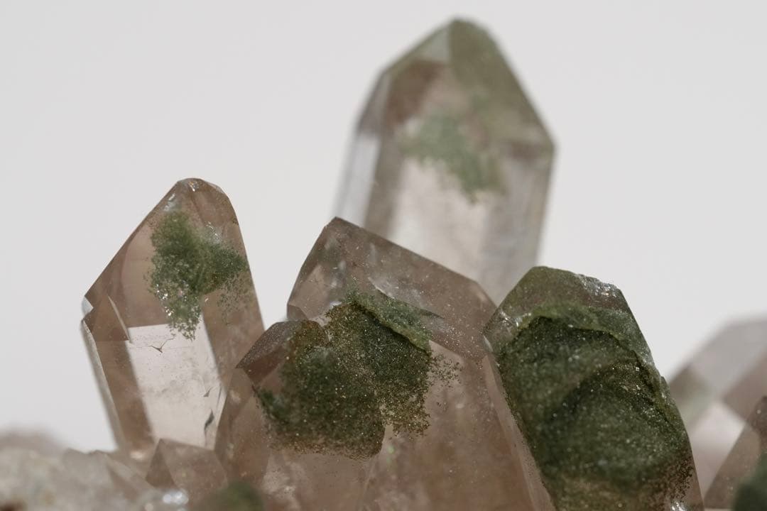 【最高級】クローライトインクォーツ スイス産 95×79×50mm