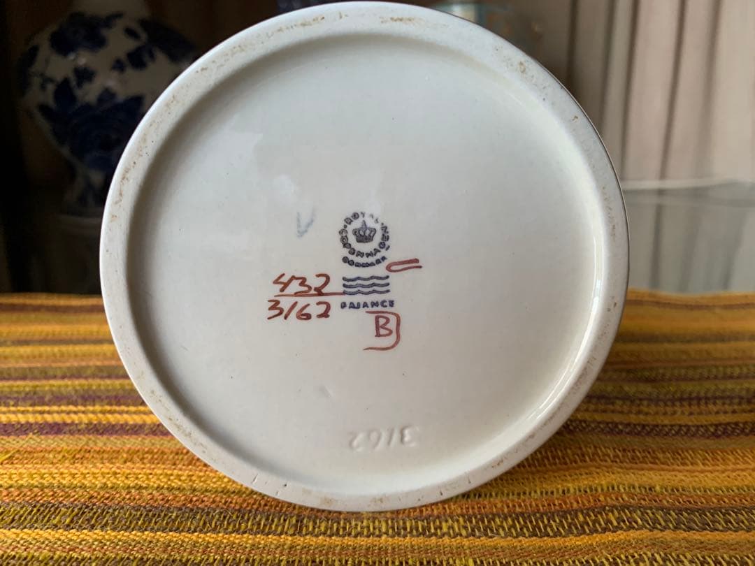 ロイヤルコペンハーゲン　ビンテージのテネラ蓋物ベルテイェッセン色が綺麗！