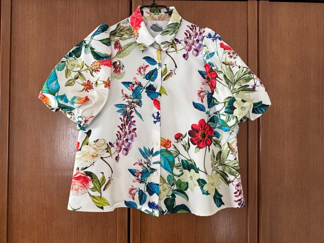 ロイスクレヨン、デインティフラワーシャツ