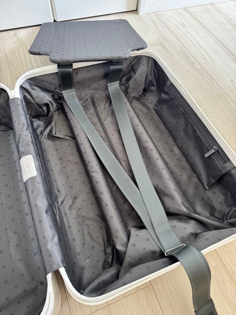 新品同様 RIMOWA 36L Essential cabin 機内持込サイズ白