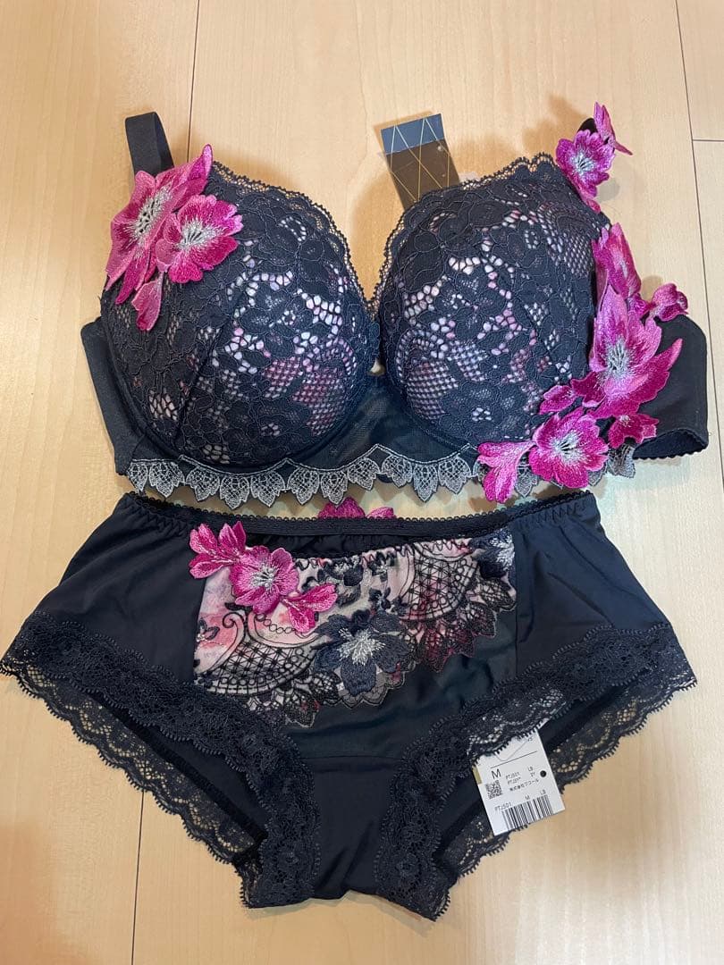 【未使用タグ付】Saluteブラジャーショーツセット F75