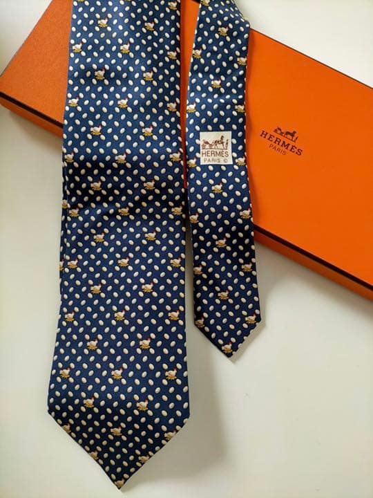 美品レア柄HERMES エルメスシルクネクタイフランス製　ニワトリ卵 ロゴ