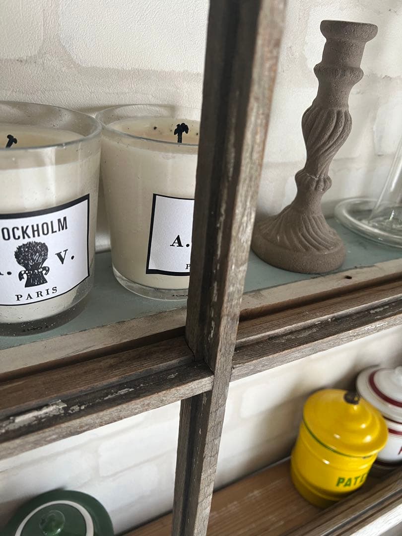 アンティークの木製窓枠の棚です。