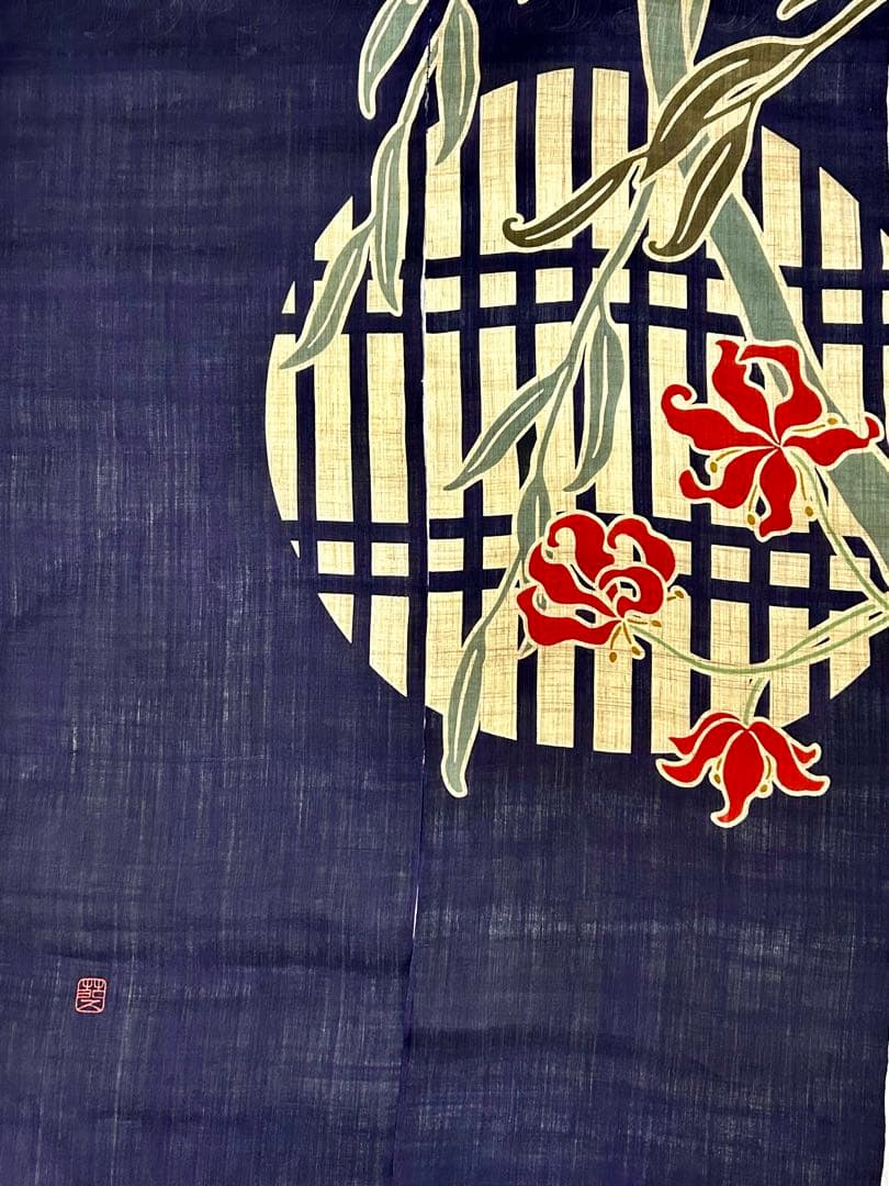 紅い花柄の暖簾