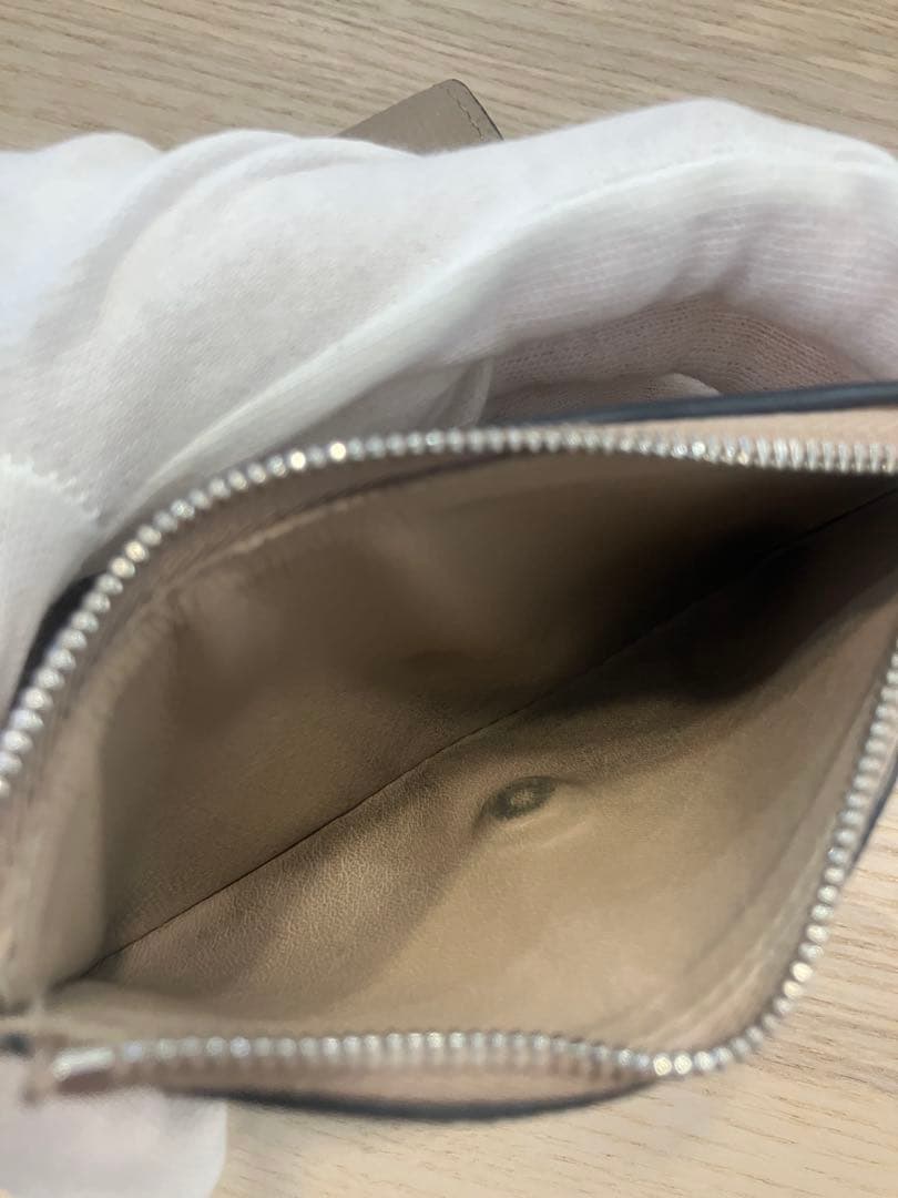 ににに　LOEWE アナグラム バーティカル ウォレット スモール サンド