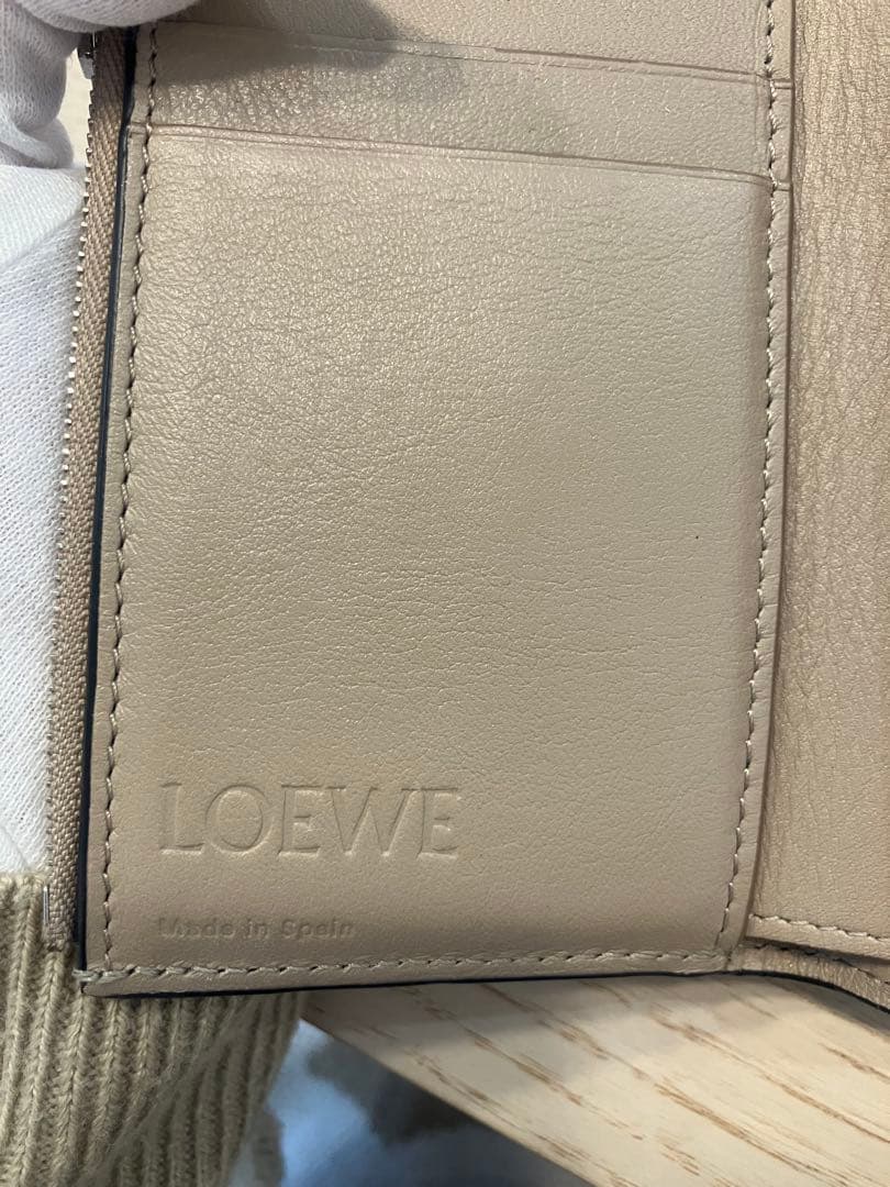 ににに　LOEWE アナグラム バーティカル ウォレット スモール サンド