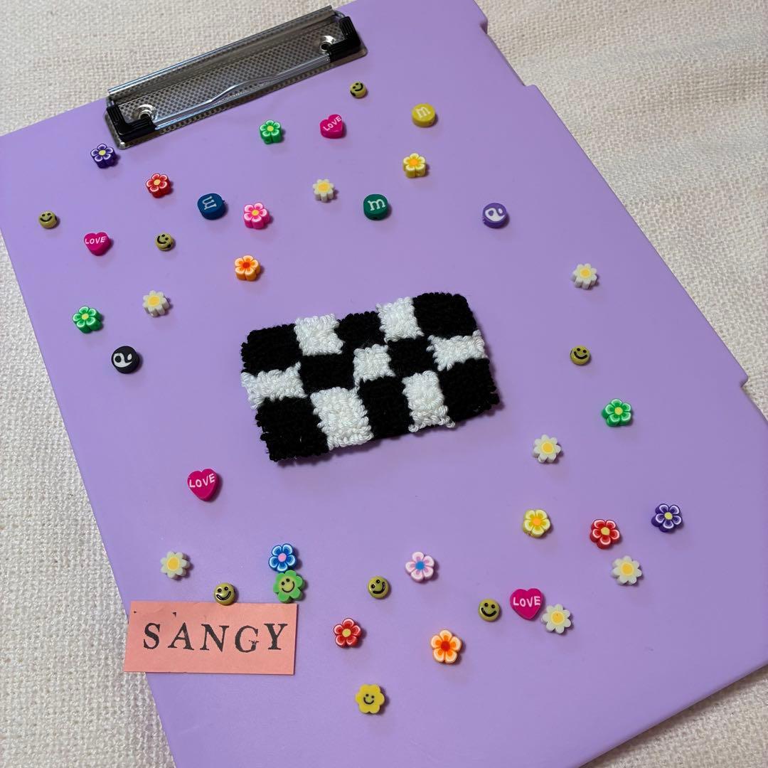 【ハンドメイド】チェッカーラグ　パンチニードル　ミニラグ　アクセサリートレイ