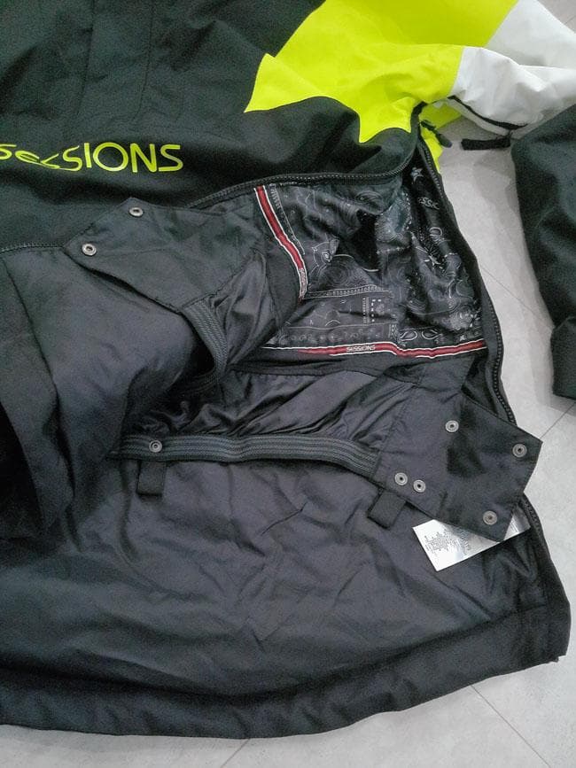 美品 23/24モデル SESSIONS スノーボードウエア 上下セット 2XL