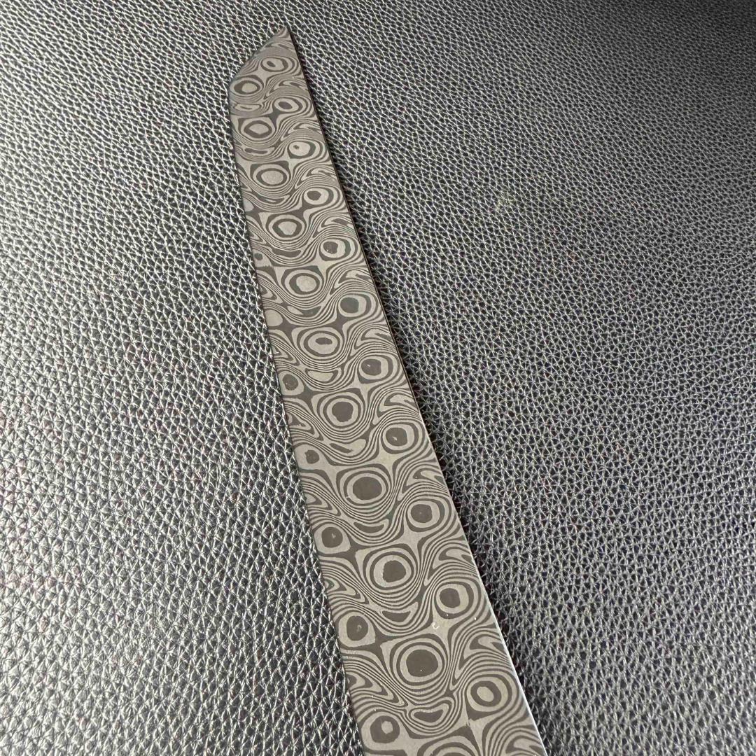 10083新品 ダマスカス先丸包丁 尺 渦刃紋105層 黒檀黒水牛白三本巻八角柄