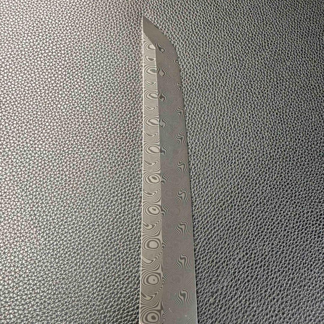 10083新品 ダマスカス先丸包丁 尺 渦刃紋105層 黒檀黒水牛白三本巻八角柄