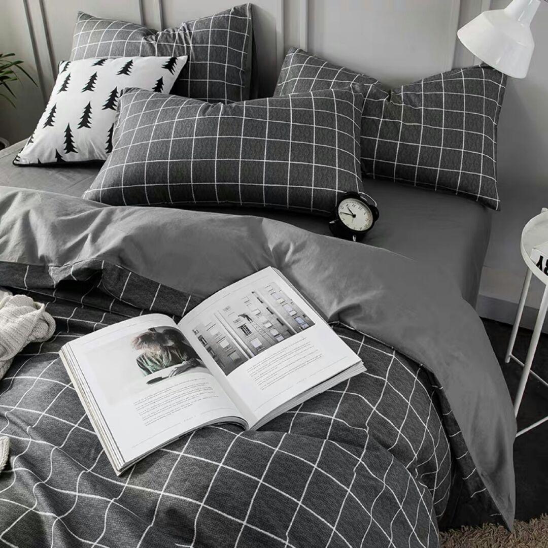 ベッドの上に四セット