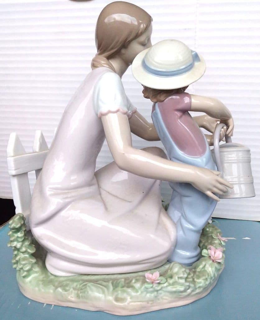 レア 美品 リヤドロ LLADRO ママのお手伝い フィギュリン 箱あり8028