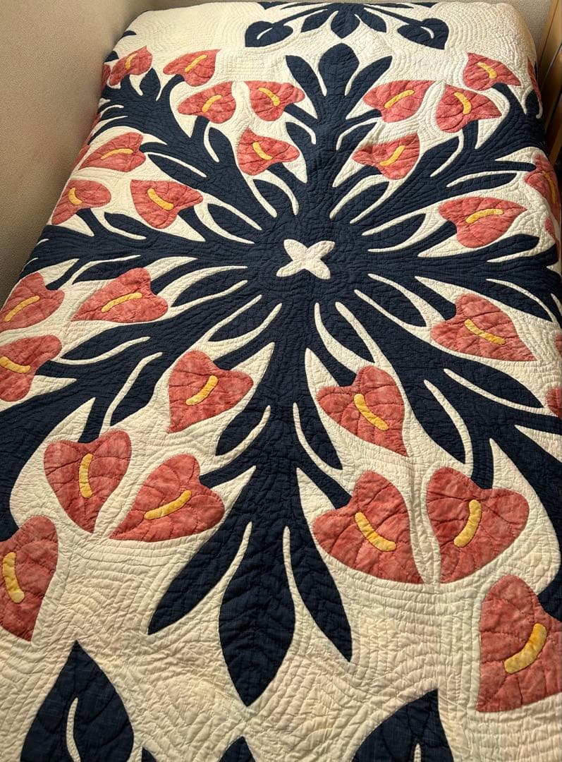 ハワイアンキルトベッドカバー　アンセリウムむら染め　シングルベッド用ハンドメイド