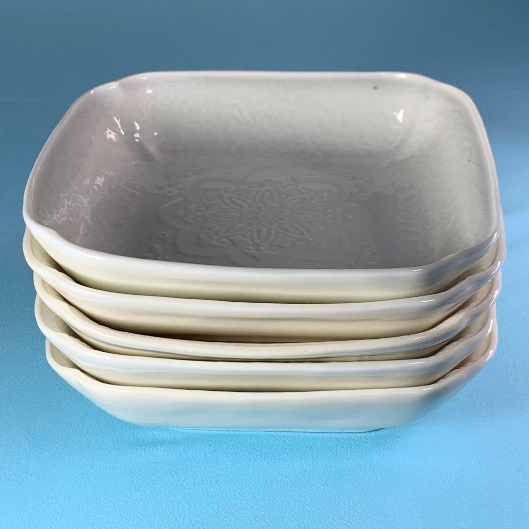 K542☆古い 愛媛 砥部焼 向井製 淡黄磁膾皿 5人前 陽刻 白磁 共箱付