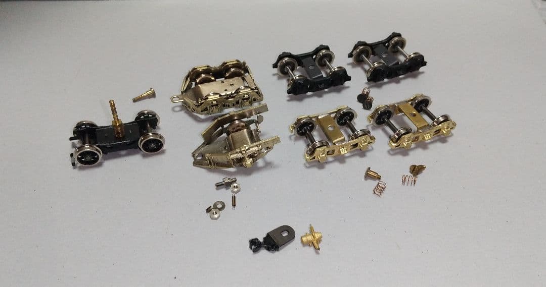 二軸先台車。 従台車 (2種)。テンダー台車(2種)、他パーツ。鉄道模型