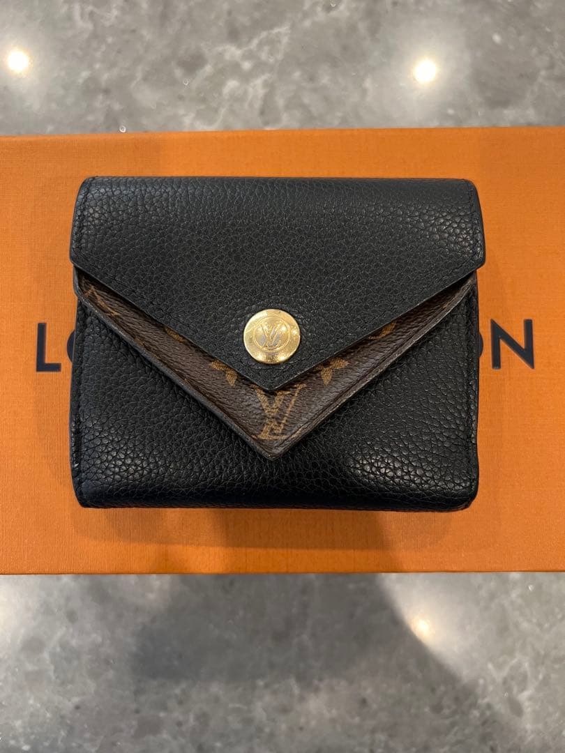 レザー製 黒 三つ折り財布