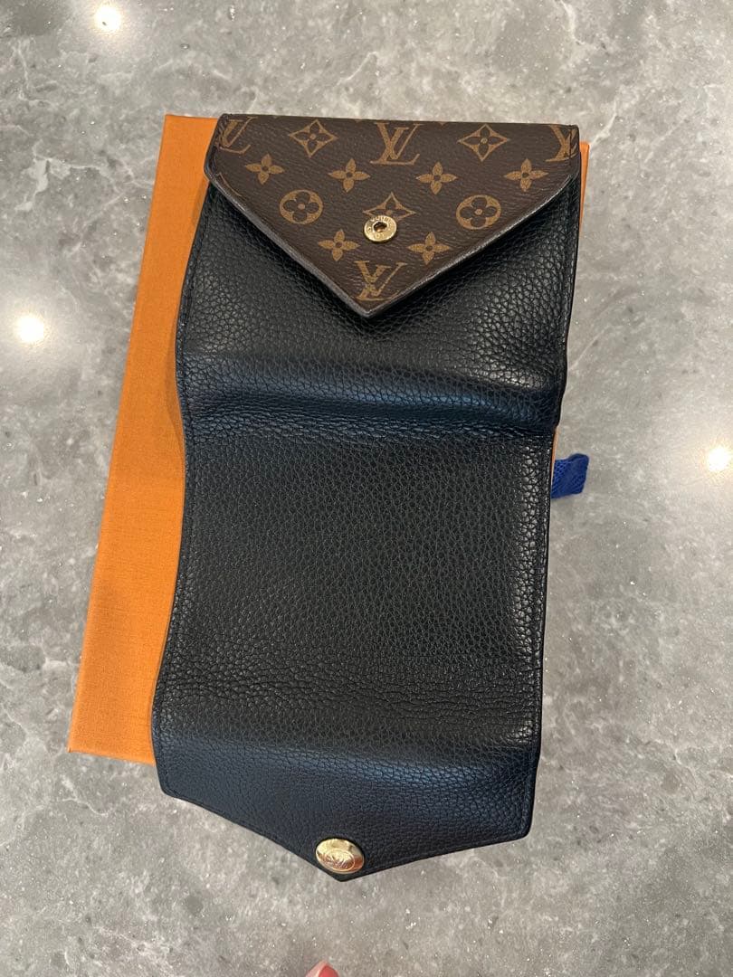 レザー製 黒 三つ折り財布