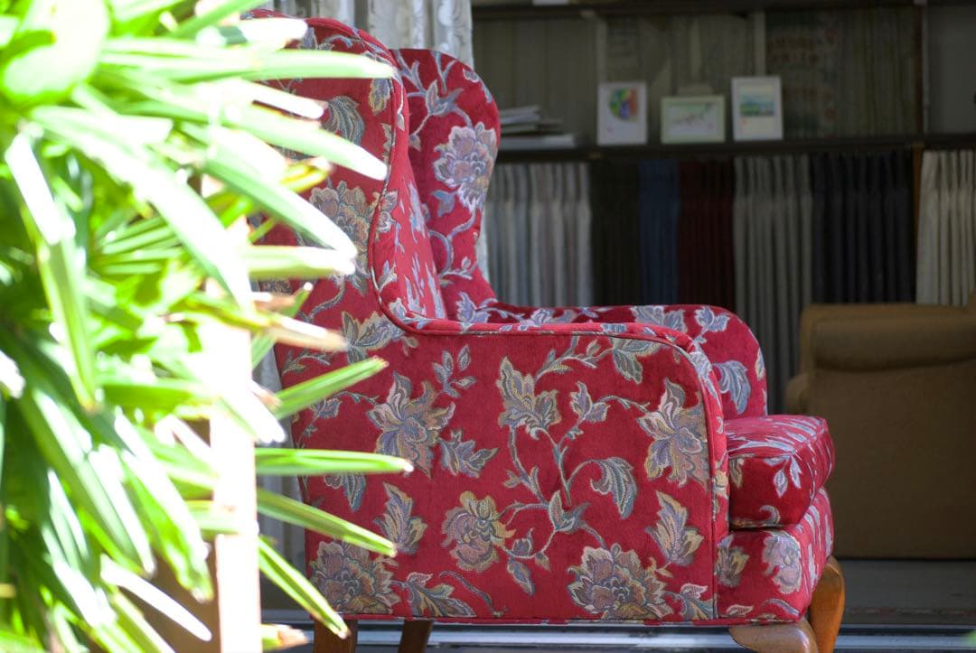 赤い花柄のクラシカルなウィングバックチェア。存在感がありインテリアのアクセントに