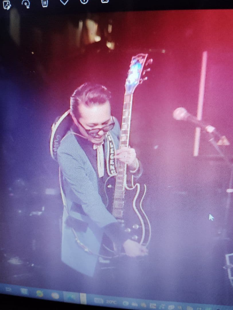 フリル付き白い服のチワワ