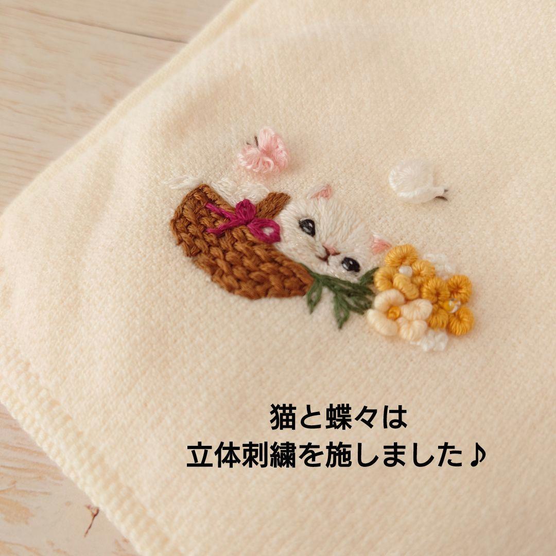 手刺繍入ちっちゃな タオルハンカチ【白猫とフラワーバスケット】
