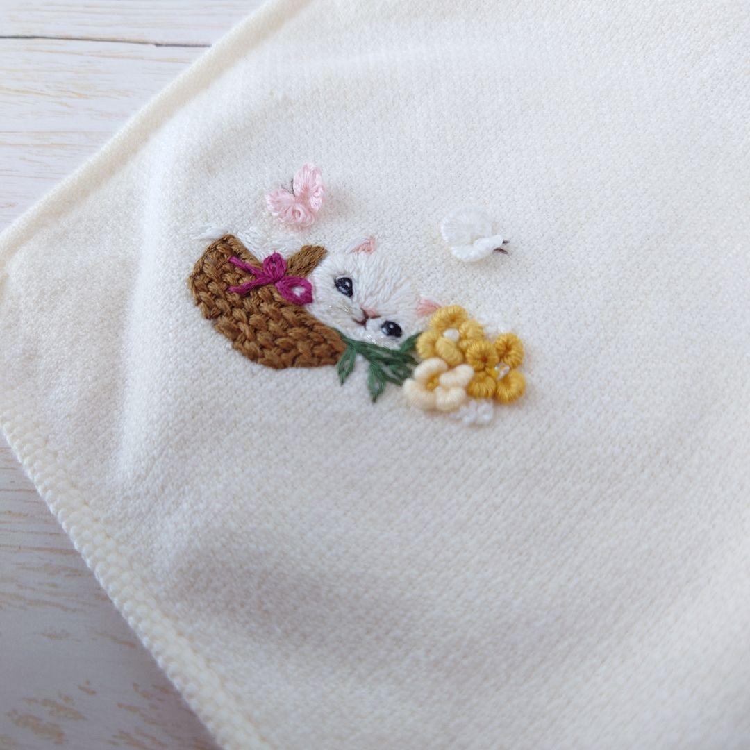 手刺繍入ちっちゃな タオルハンカチ【白猫とフラワーバスケット】
