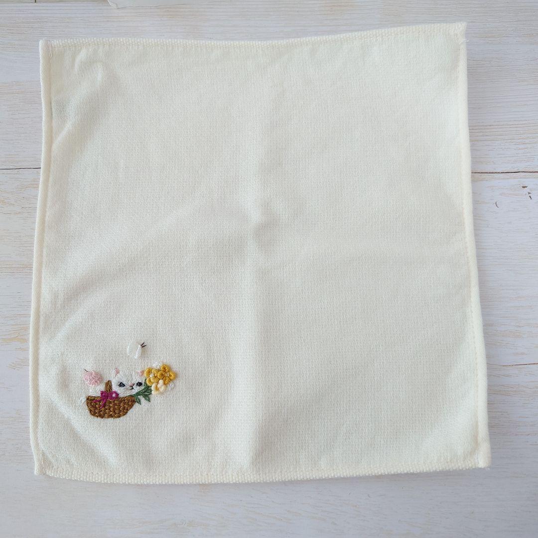 手刺繍入ちっちゃな タオルハンカチ【白猫とフラワーバスケット】