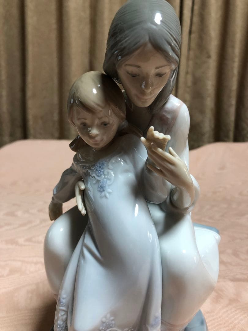 リヤドロ　　　お母さんと女の子