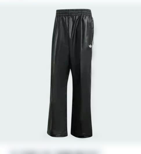 adidas Originalsとジェレミー・スコットによるワイドレッグパンツ。