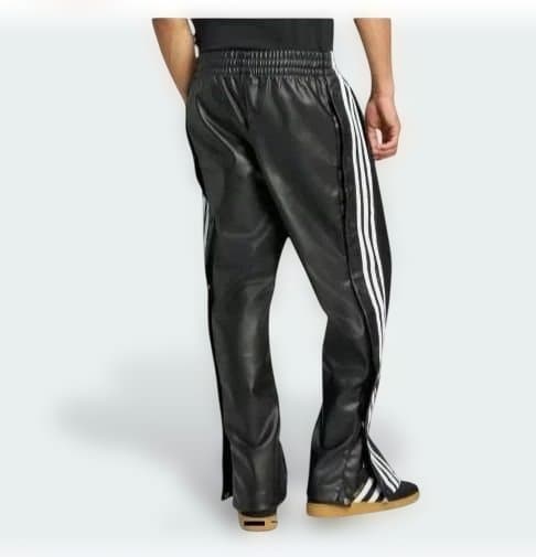 adidas Originalsとジェレミー・スコットによるワイドレッグパンツ。