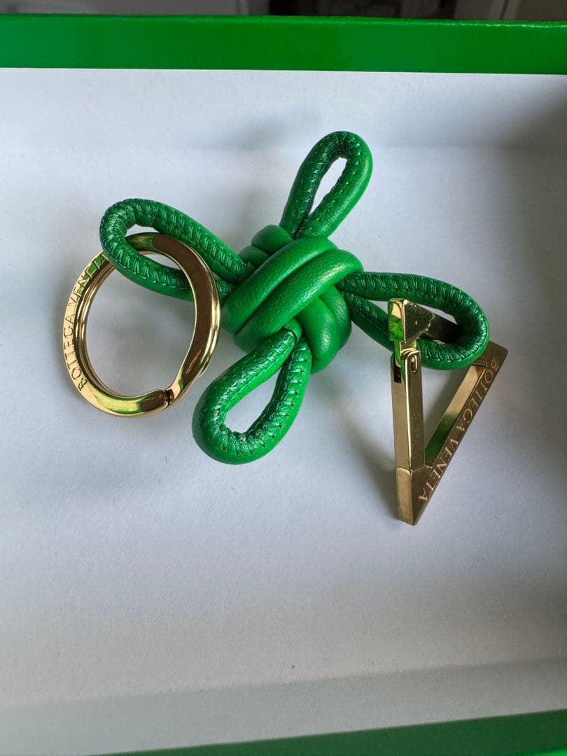 ボッテガ・ヴェネタ 緑色レザーキーホルダー