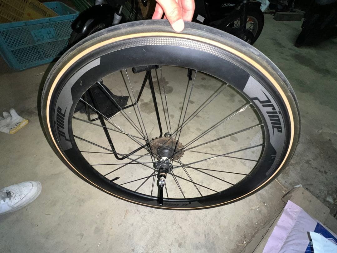 Prime チューブラータイヤ ブラック/ゴールド